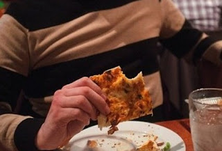 ΣΑΡΩΝΕΙ   Το παλικάρι παρήγγειλε μια πίτσα για να φάει   Δείτε τι έπαθε... [pic]