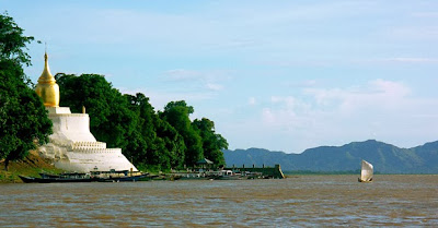 Bagan and Irrawaddy River plus pagodas