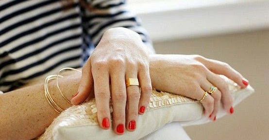 The Peak of Très Chic: Needing, Wanting, Loving: Dainty Gold The Peak of Très Chic: Needing, Wanting, Loving: Dainty Gold
