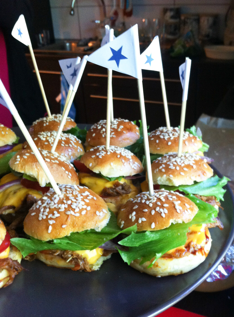 Miniburgerit pulled porkilla