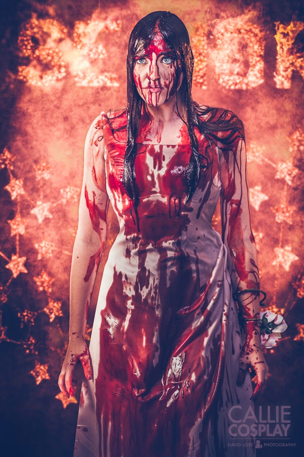 photo de Callie cosplay de sissy spacek dans la scene du seau de sang 