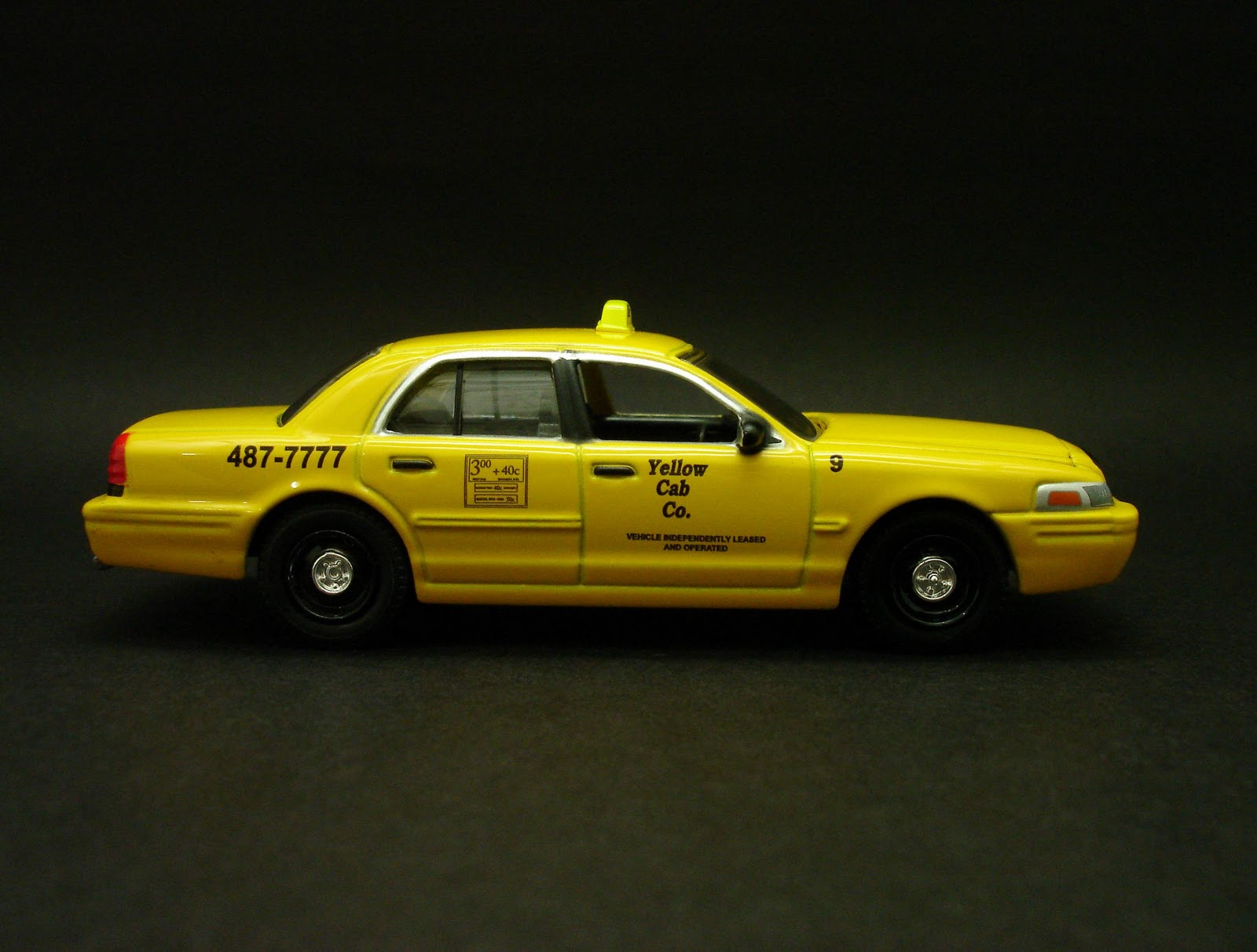 Diecast Hobbist 2006 Ford Crown Victoria Indianapolis Cab