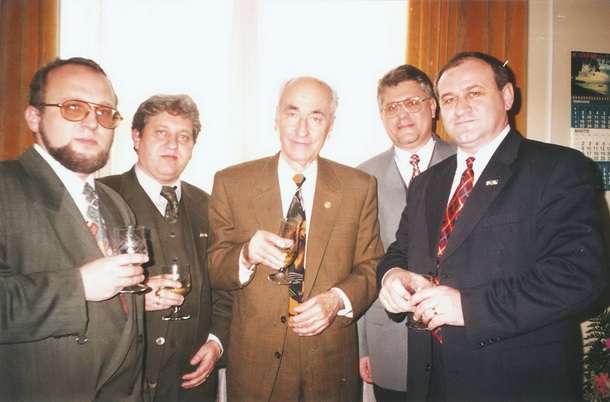Martie 1999, Bucureşti, Senatul României; la ziua de naştere a preşedintelui Mircea I. Quintus