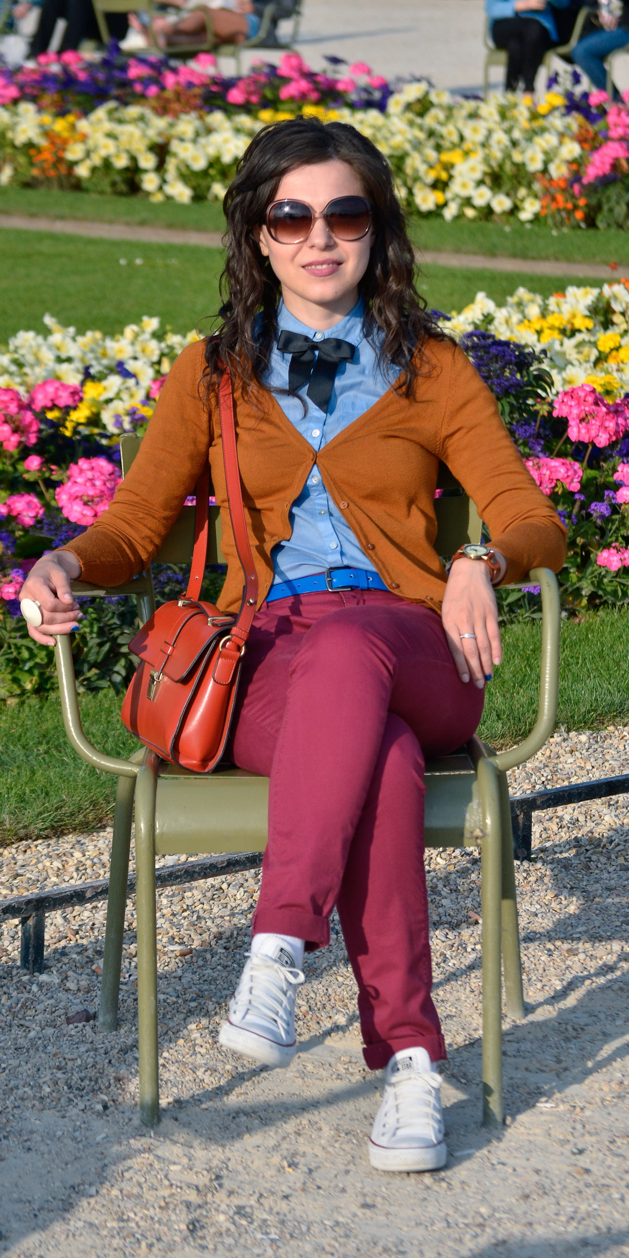 preppy fall outfit paris burgundy pants h&m seine jardin de Luxembourg sunset eiffel tower bow tie orange bag the bag shop blue shirt holiday