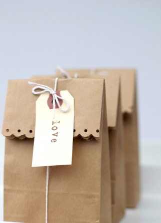 these gorgeous brown paper gift bags would make great wedding favours ...