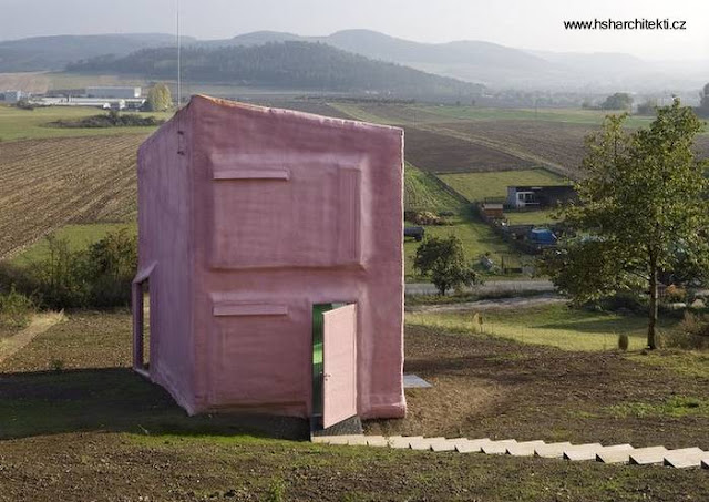 La casa en el lote en pendiente