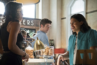 Cisco asking out Kendra, from The Flash Season 2 Episode 5 The Darkness and the Light