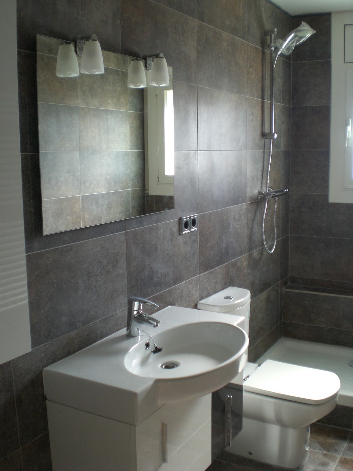 Baño blanco piso gris ~ dikidu.com