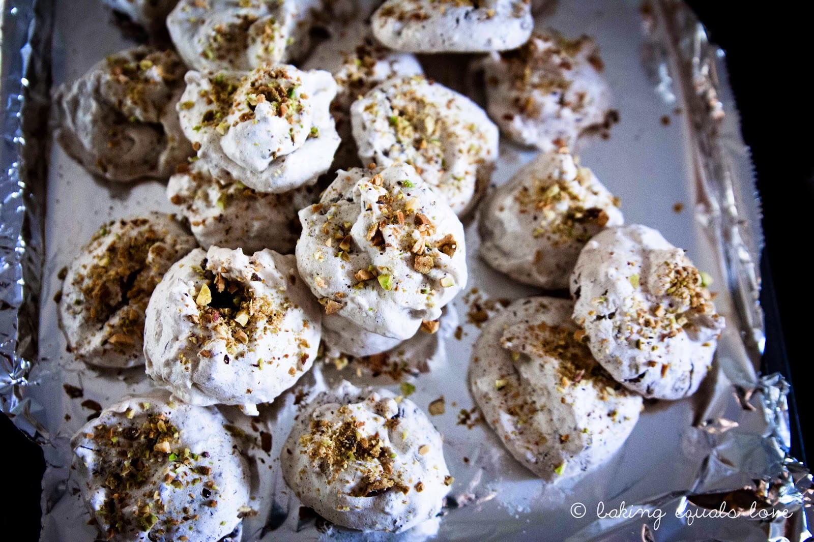 baking = love cookies / Chocolate & pistachio meringue cookies