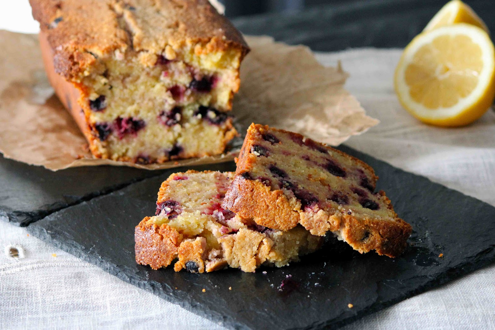 COUKiNE LEMON, ALMOND & RED FRUiT CAKE
