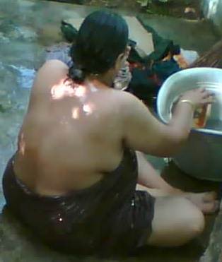 beauties of indian: indian aunty bathing mobile pics