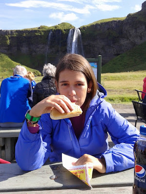 Claudia comiendo en Seljalandsfoss