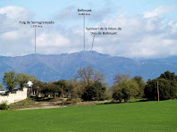 Les muntanyes del nord amb el Santuari de Bellmunt Les muntanyes del nord amb el Santuari de Bellmunt