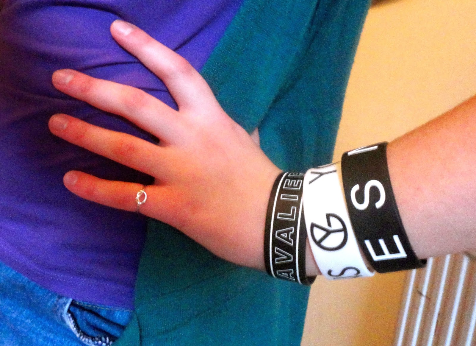 Outfit details | Silver knot ring and band merchandise wristbands