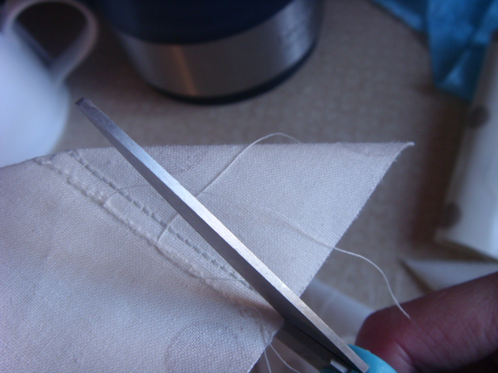 Tutorial How to make a fitted oilcloth table cover fabric & flowers