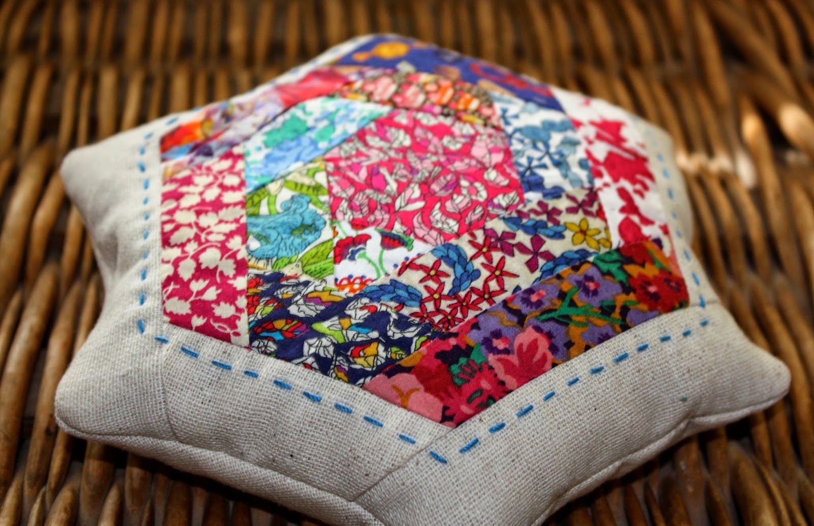 piecefullife hexagon pincushion tutorial