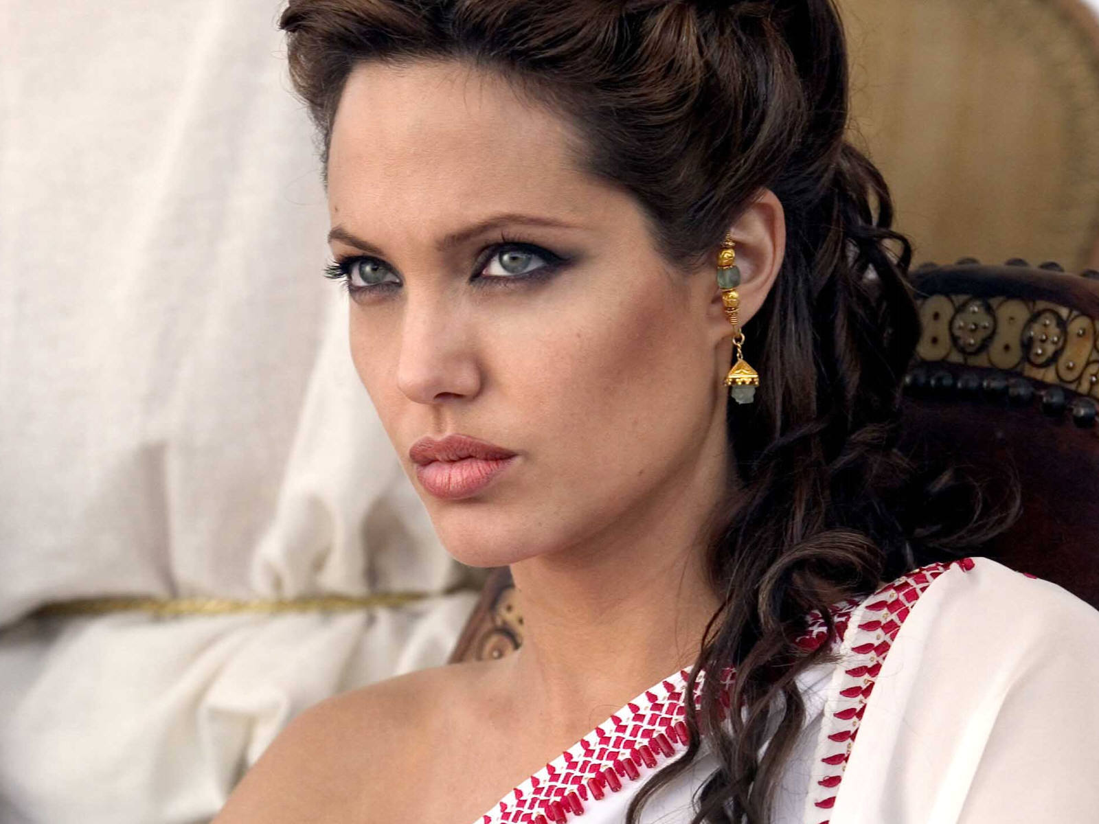 http://2.bp.blogspot.com/-IBu-Gn1zt14/TkZBXvKnY0I/AAAAAAAAC4w/wYONaPgIn1w/s1600/BEAUTY-angelina-jolie-3177282-1600-1200.jpg