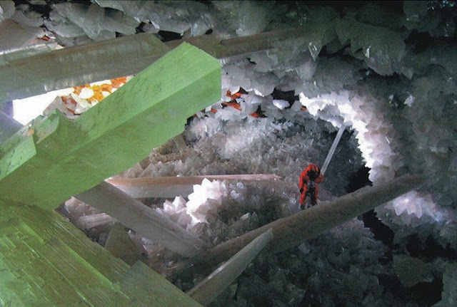 كهف الكريستال العملاق في الصحراء المكسيكية Crystal-cave+%2815%29%5B2%5D
