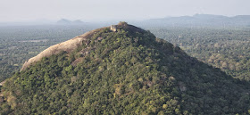 Вершина скалы Пидурангала вблизи, древний пещерный монастырь, всемирное наследие Шри-Ланки, рукотворная плоскость 