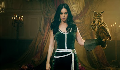 Katy-Perry-wears-Dolce-and-Gabbana-vintage-dress-2004-in-Unconditionally-music-video-540x317-cover-horizontal.jpg