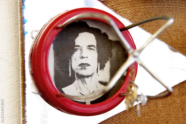 aliciasivert, alicia sivertsson, combine, collage, 3d-collage, remake, återbruk, skapande, skrot, handicraft, craft, art, konst, yarn, garn, häst, horse, glass, glas, ball, glaskula, metall, metal, wood, trä, kork, levande verkstad, A, förstoringsglas, magnifying glass, keys, nycklar, pencil, pensel, pen, thimble, fingerborg, kugghjul, cog wheel, mirror, spegel, film, negativ, fläkt, ventil, hjul, wheel, tuta, hur synd är det om människan?, mick jagger, anton corbijn