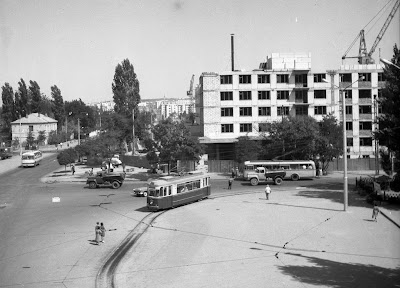 Трамвай на железнодорожном вокзале в Симферополе