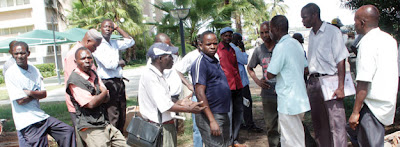 Antigos agentes do SISE fazem refém ministro dos Combatentes e demais funcionários Antigos agentes do SISE fazem refém ministro dos Combatentes e demais funcionários