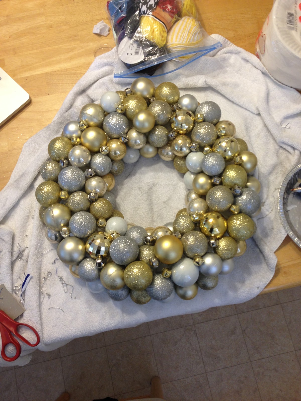 Money Hip Mamas: DIY Christmas Ornament Ball Wreath Tutorial - Cheap and Easy
