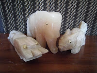 Patung Onix-Patung Onix foto bareng http://www.bintangmarmer.com/