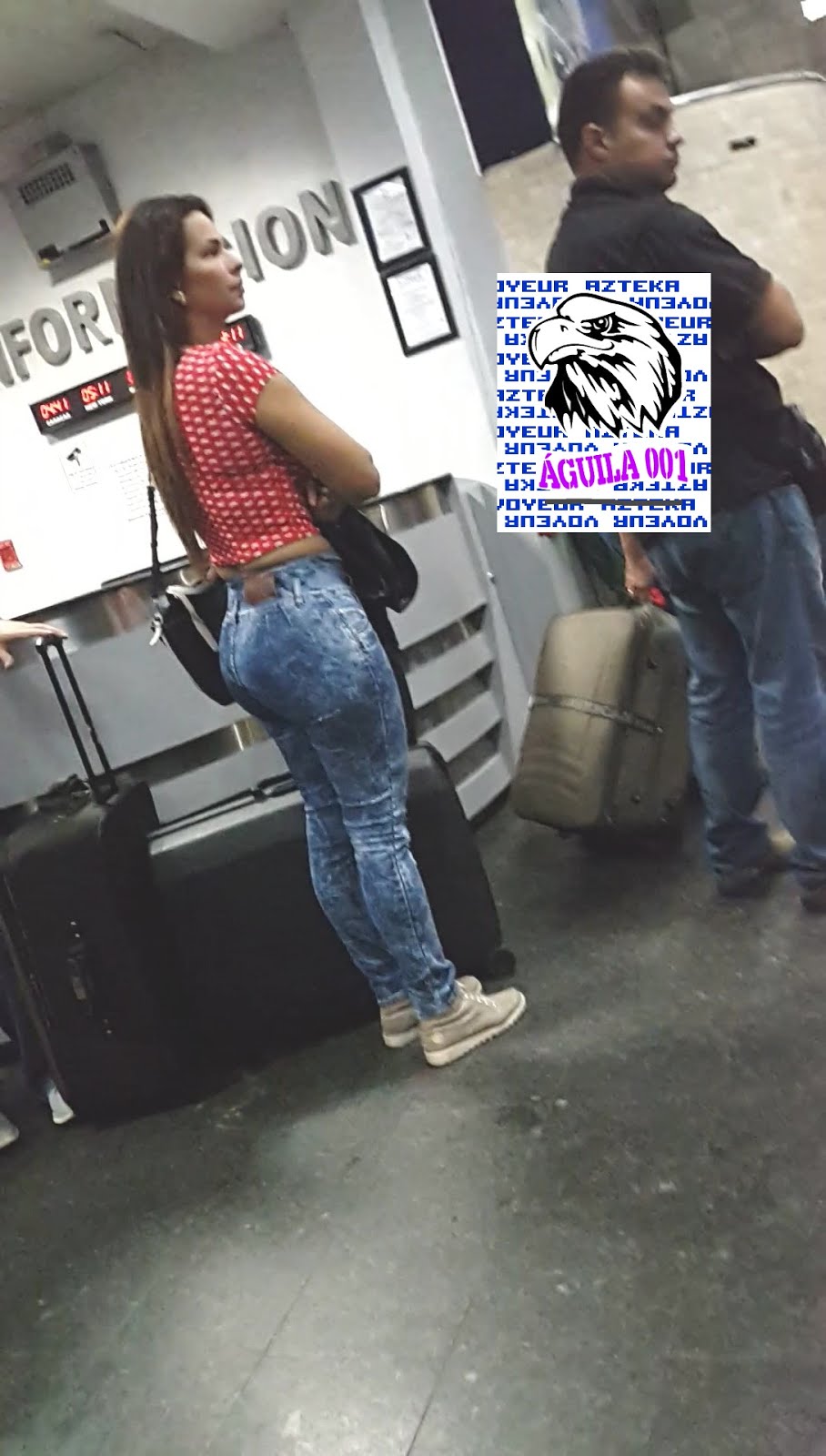 Bella mujer culona con pantalon apretado | Mujeres bellas en la calle