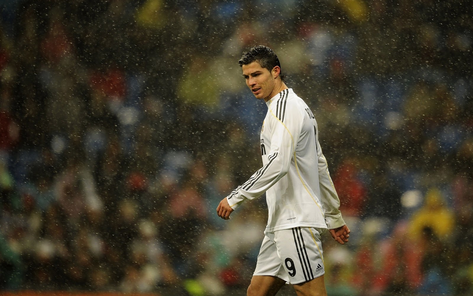 http://2.bp.blogspot.com/-IK7RiNAsgNA/TzNEuqTT6xI/AAAAAAAAAwc/ZzcQvMKYBaE/s1600/cristiano+Ronaldo+in+rain.jpg