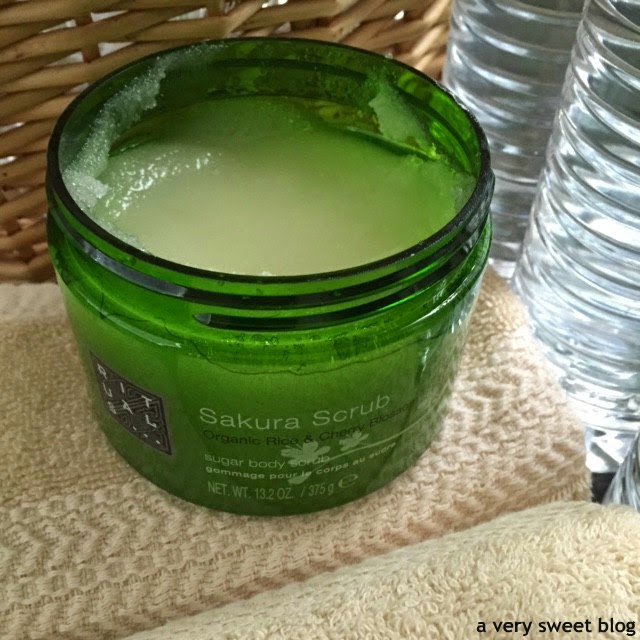 Rituals Sakura Sugar Body Scrub & Sakura Spring Foaming Shower Oil In