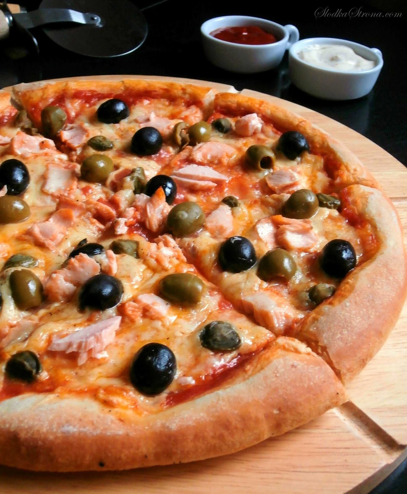Domowa Pizza z Łososiem, Oliwkami i Kaparami - Przepis - Słodka Strona