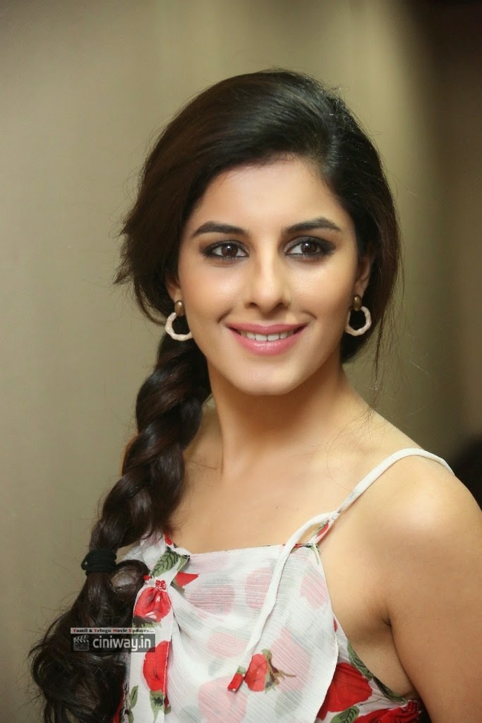 Isha Talwar Maine Pyar Kiya Heroine at Red FM - www.ciniway.in Isha Talwar Maine Pyar Kiya Heroine at Red FM - www.ciniway.in