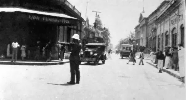 Policía dando tráfico a los nuevos vehículos automotores - 1927