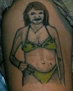 tatuaje de una chica en bikini muy fea y mas feo el tatuaje