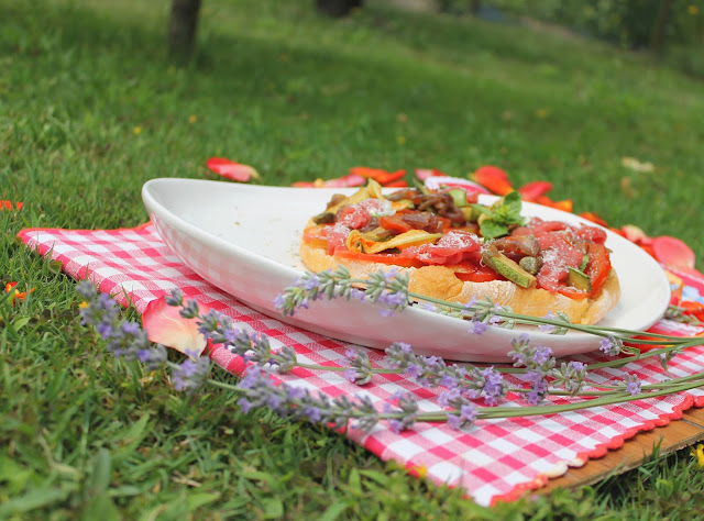 frisella con spadellata di verdure e carpaccio di manzo