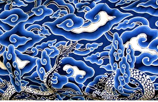 Kain batik dekoratif khas cirebon memakai corak