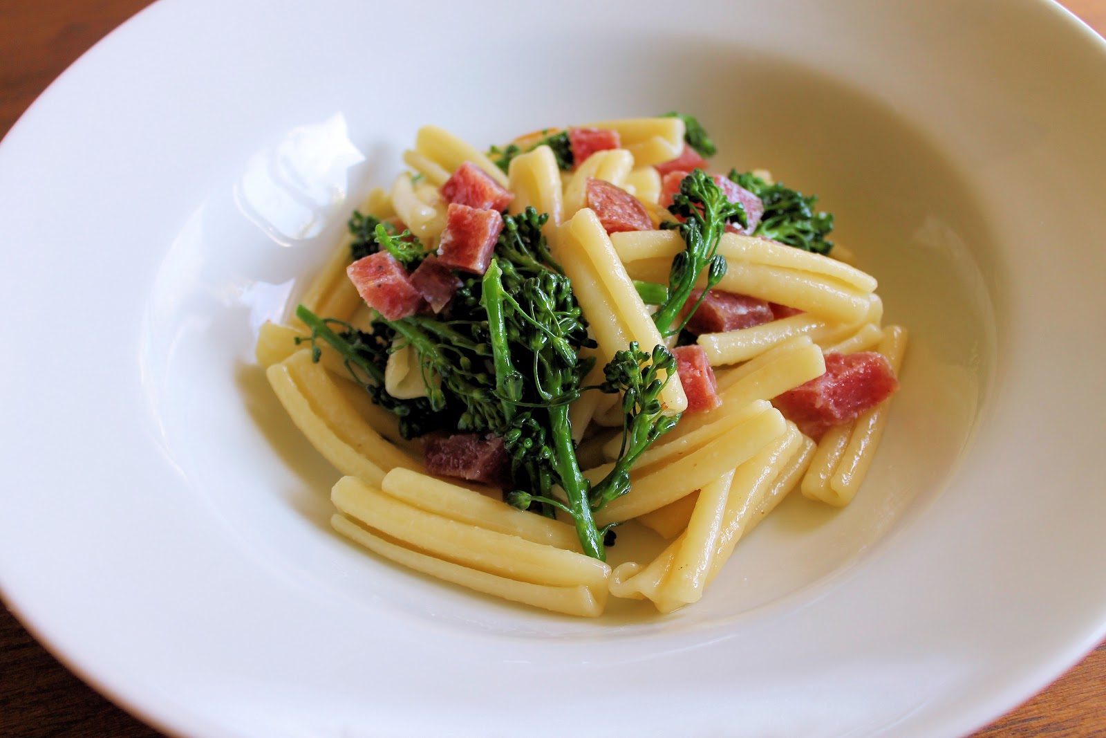 Savoir Faire Pasta con brócoli y salami