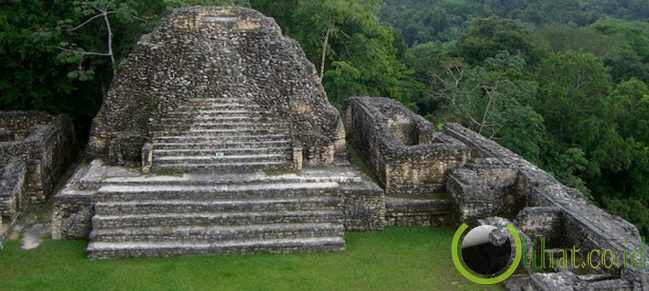 Sebuah Piramida Maya Sebuah Piramida Maya