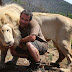 La increible historia de un hombre que convive con leones