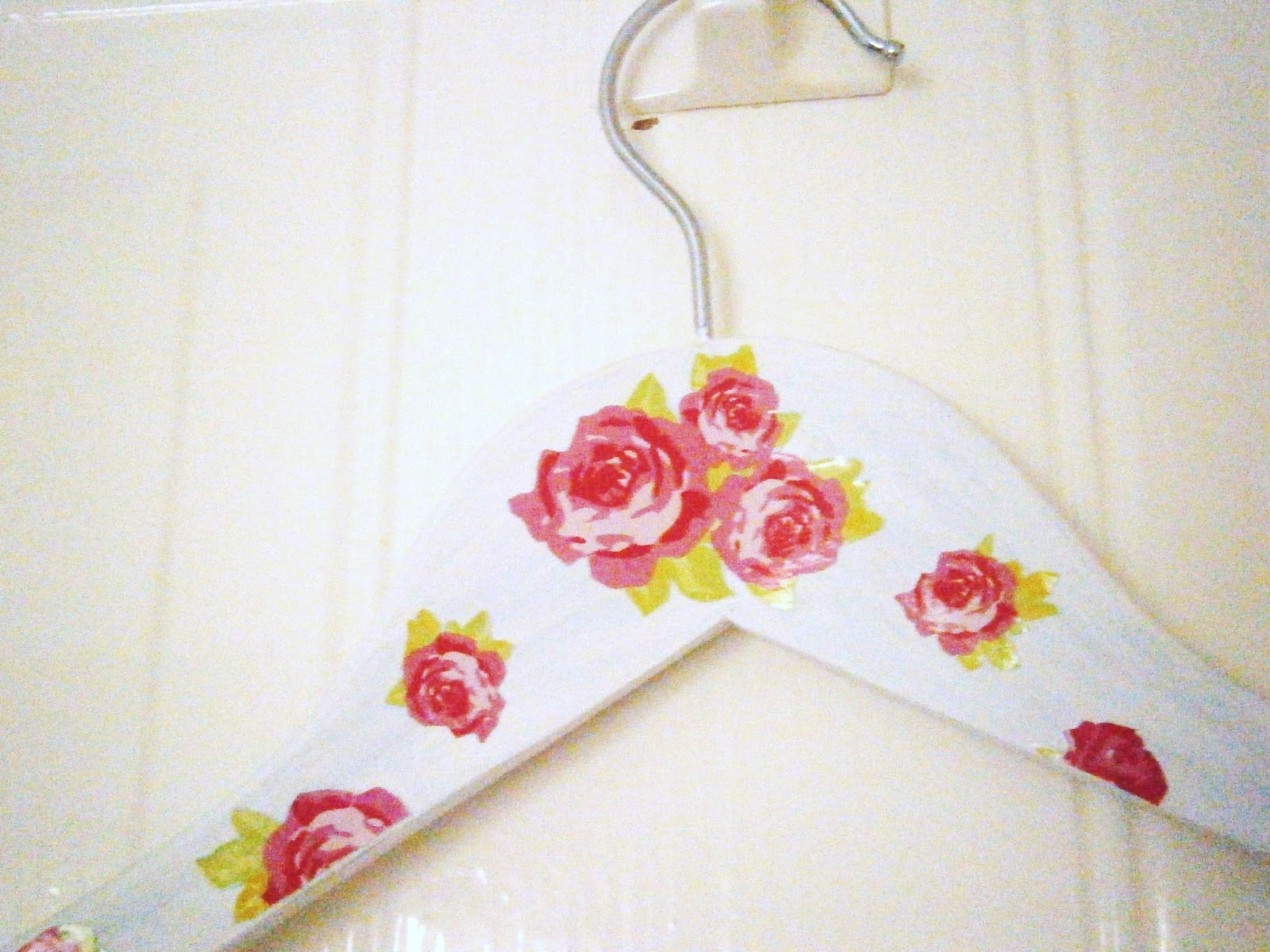 RINA's beauty How to DIY Pretty Vintage Wooden Clothes Hangers ♥