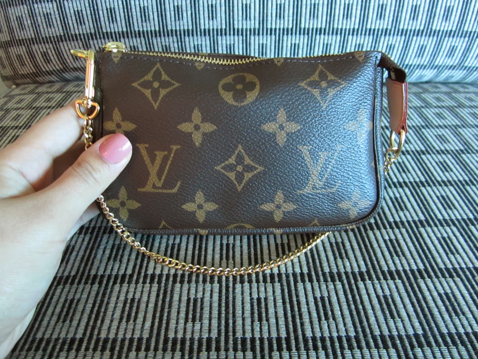 LOUIS VUITTON MONOGRAM COSMETIC POUCH PM REVIEW & WHAT FITS INSIDE 
