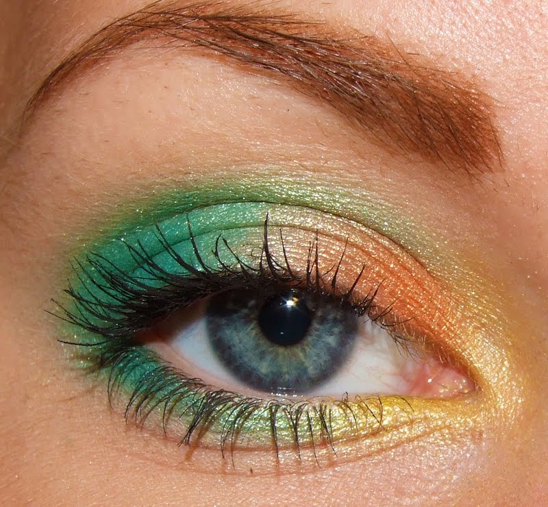  Maquillaje colorido  verde, naranja y amarillo