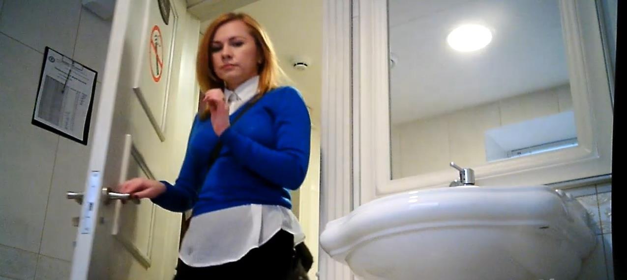 Женщины ссут в туалете перед скрытой камерой