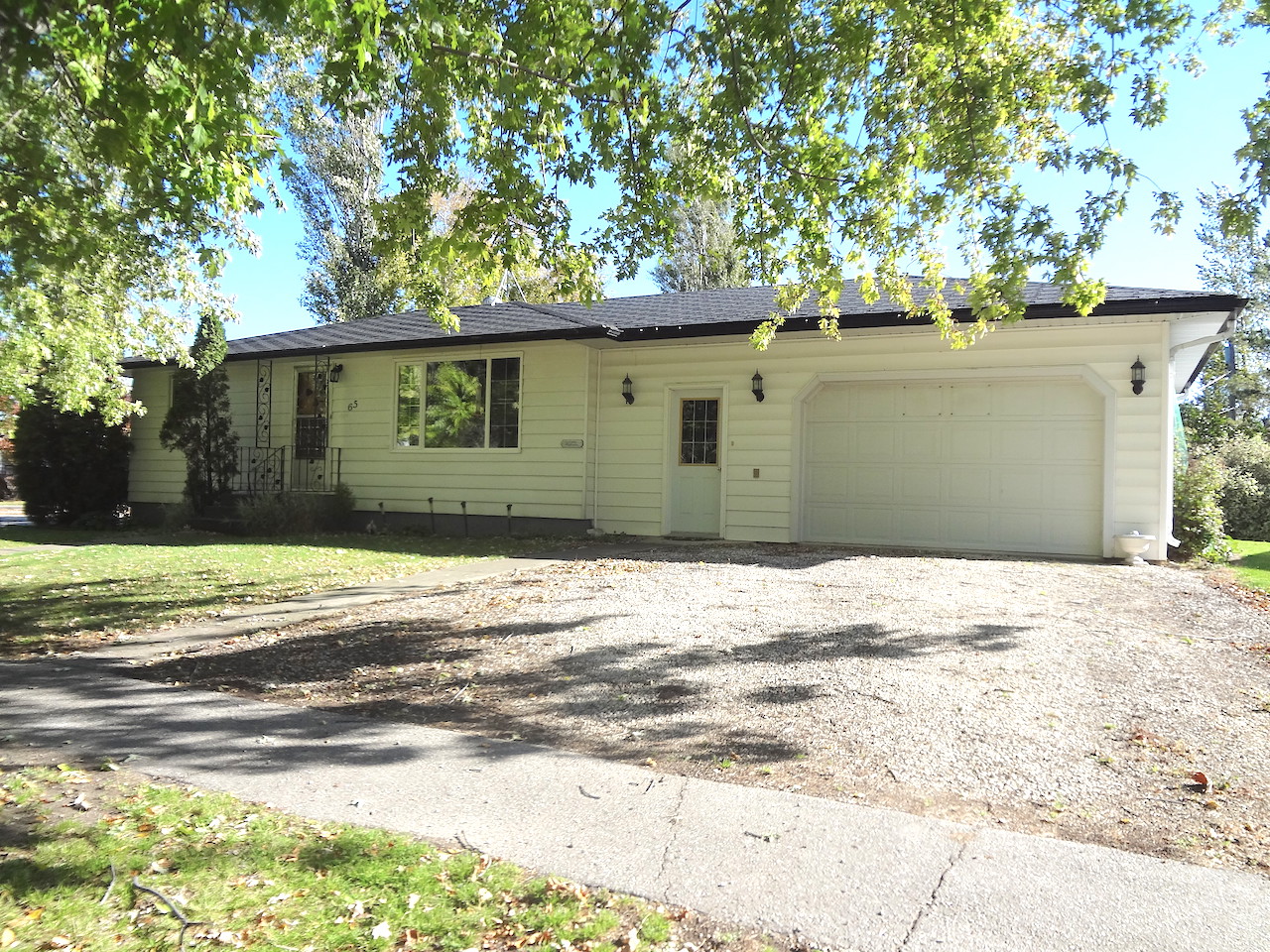 ROYAL LEPAGE Carman Small Town Comfort {Miami, Manitoba}