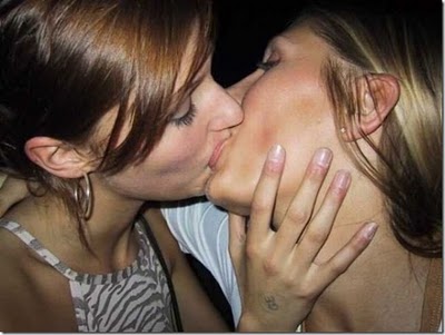 nah itulah posting saya tentang Aksi Ciuman Paling HOT Cewek Lesbi Joss 