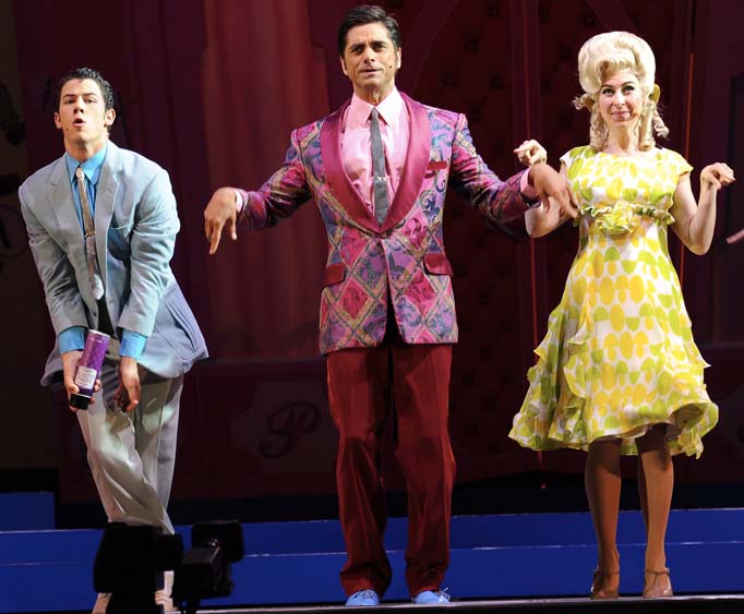 Nick Jonas and John Stamos in Hairspray Fringues de séries