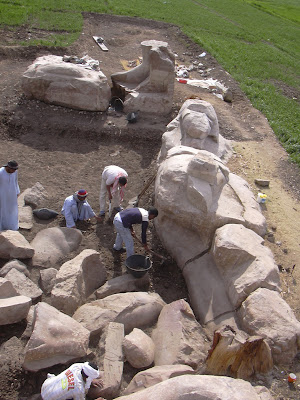 Descubren estatua de Amenhotep III Amenhotep+III+statue+being+put+together
