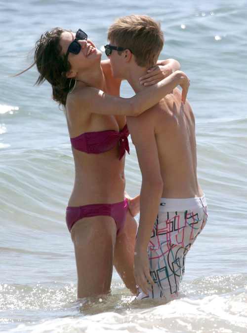 justin bieber and selena gomez in hawaii making out. hairstyles Justin Bieber